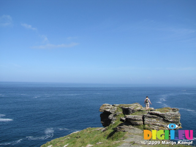 SX07041 Jenni walk out to edge of Barras Nose